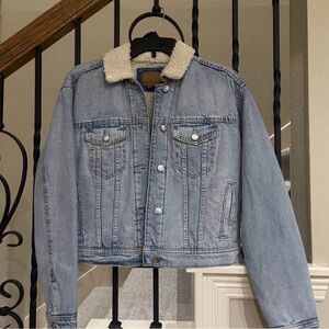 New American Eagle Outfitters Light Blue Denim Jacket with Cream Sherpa Collar
